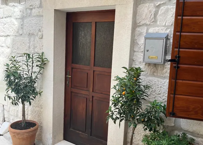 Old Town By Ivo 特罗吉尔