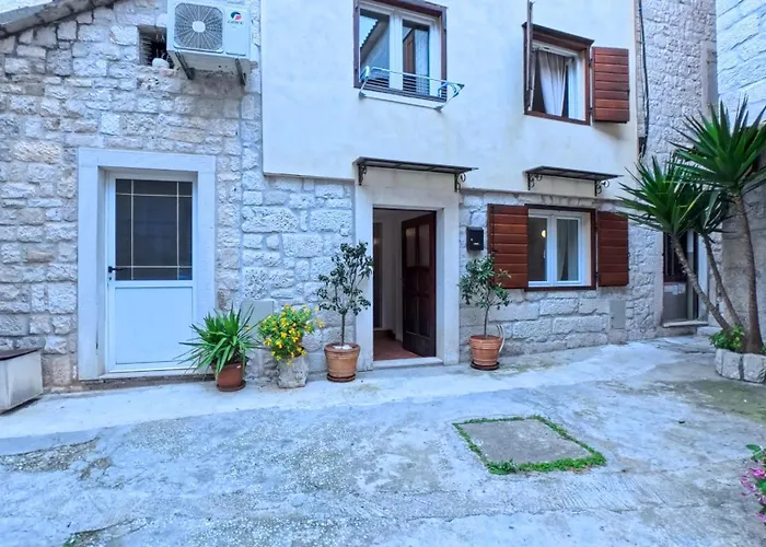 Old Town By Ivo 特罗吉尔